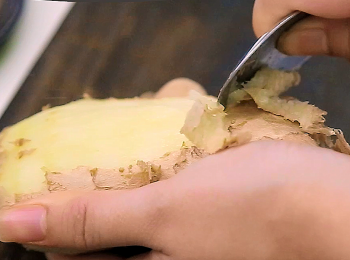 step1: 去皮，用鐵匙去掉薑皮，鐵匙較有效，安全。