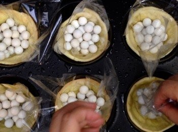 step8: 把<span class="group_1">撻皮</span>拿出來，將焗爐轉成180 °C
把cupcake模的焗爐紙、小石子或豆類都拿走，再入爐5分鐘，再<span class="group_1">撻皮</span>焗至金黃色