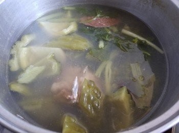 step10: 用 2 片薑將豬骨，牛展凍水放入滾起計出水 5 分後取出。
用約 2.5 公升水，將涼瓜，豬骨，果皮，淡菜 (連水一同倒入)，牛展放入，大火滾起轉中細火，煲 2'1/2小時，將芹菜放入，少少調味熄火蓋好，焗 30 分鐘後將牛展取出 ( 做另一個餸菜 )，飲用前再大火滾，完成。