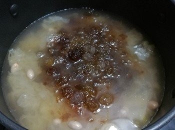 step6: 放進桃膠和雪蓮子，再煮1小時。