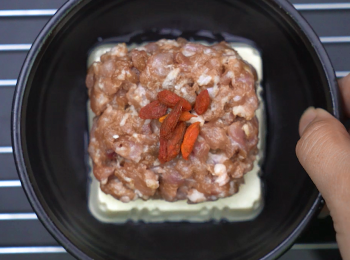 step2: 拌好的豬肉放在豆腐塊上，再放上幾顆枸杞，上鍋大火蒸10分鐘。