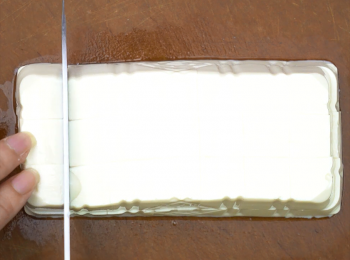 step1: 豆腐切小塊，備用。