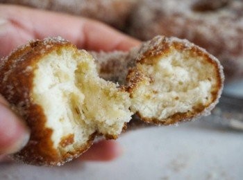 step9: 將糖和肉桂粉混合，均勻地沾上在冬甩上便成