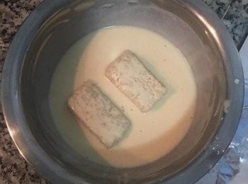 step10: 切好的糯米塊，沾上薄薄的<span class="group_2">粉漿</span>，入鍋炸，維持中火，