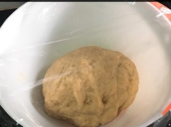 step2: 用保鮮紙蓋好，醒面30分鐘
預熱焗爐180度15分鐘
把麵團分成小粒，搓圓