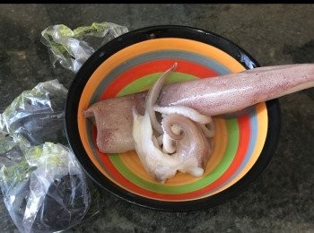 step1: 材料。
影漏咗蒜蓉！！