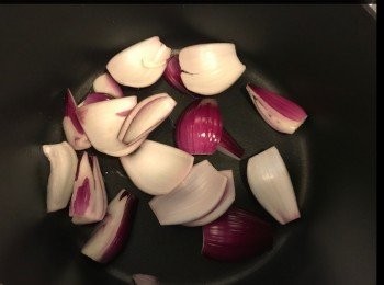 step1: 落少少油，炒香洋蔥。