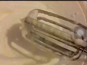 step2: ～蛋白用電動打蛋器打至起泡，分三次加入30克砂糖打至企身。待用
～用30克砂糖、牛奶、菜油加入蛋黃內用手動蛋拂拌勻，篩入低粉、可可粉輕手拌至沒有粉粒