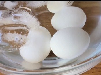 step4: 把雞蛋撈起放進冰水中冷卻15分鐘然後剝殼。