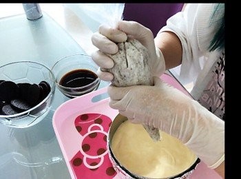 step10: 把Oreo忌廉一半份量唧在已掃平的芝士糊上。