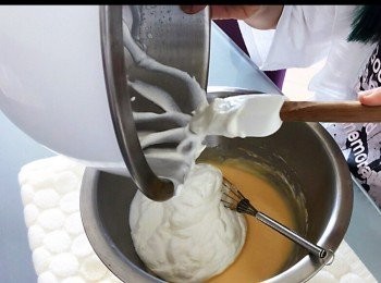 step6: 把打至5-6成狀態的whipped cream加進去雞蛋芝士糊內，再進一步拌勻，然後倒入唧花袋備用。