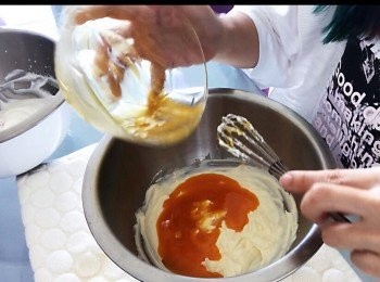 step5: 把mascarpone cheese 放進另一容器攪拌至軟滑，然後把已混合了魚膠溶液的蛋漿加進去再拌勻。