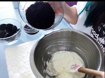 step7: 把<span class="group_3">忌廉層</span>的whipping cream150g,加糖15g, 打至6-7成（軟性發泡), 把適量已攪碎的Oreo餅乾， 加進去再拌勻， 並放入唧花袋備用。

註： 如不喜歡太多Oreo, 此步驟的Oreo 餅碎可以省略。
