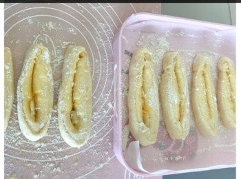 step6: 平均切成9-10條長方條，然後把側面翻起來， 在表面洒上麵粉， 靜置5分鐘， 之後再翻至另一面， 再洒上麵粉， 又再靜置5分鐘。