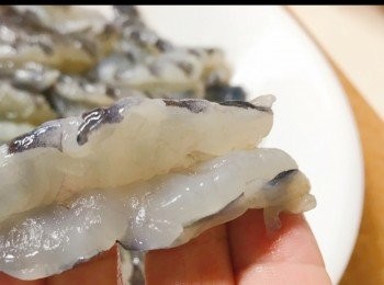 step2: 將蝦從背後開邊， 並把腸剔除。