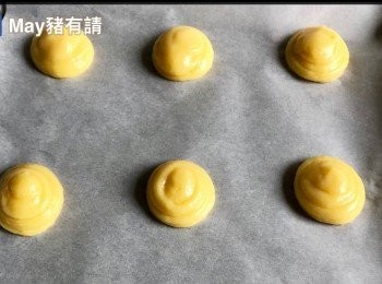 step4: 烤盤上鋪上烘焙紙，粉漿裝入唧花袋。唧出每個約2寸大的粉團，粉團頂的尖尖用手指沾水按平，最後掃上蛋液。