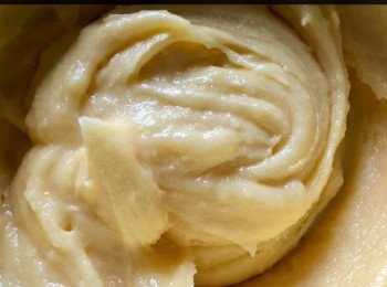 step3: 雞蛋打匀，留起一湯匙蛋液與半茶匙水拌匀備用。剩餘的蛋液分兩次加入粉團內，攪拌均勻。