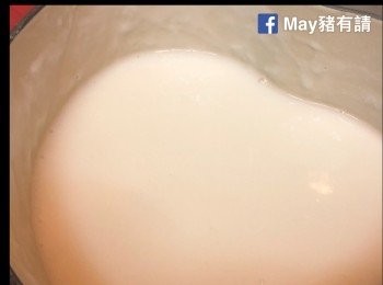 step4: 過濾後的杏汁加入約700毫升水份和適量冰糖煮溶，最後加入蛋白煮滾即成。