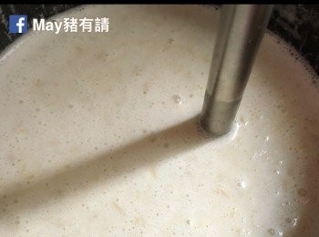 step2: 浸泡後連水一同以攪拌機（或手提攪拌器）打爛。