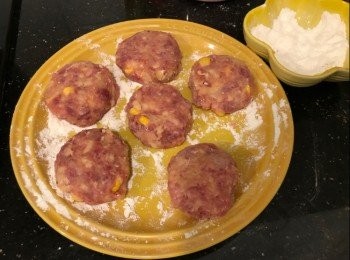 step5: 碟上灑上一層麵粉，將適當份量輕手搓成圓形，撲上麵粉，放在碟上輕力壓一下成餅狀