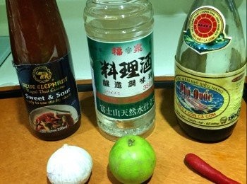 step2: 泰式酸辣汁材料：
泰式甜酸醬 3湯匙
料理酒 3湯匙
蒜蓉 1湯匙
黃糖 1湯匙
魚露 1湯匙
青檸汁 1湯匙
指天椒 1隻(切碎)