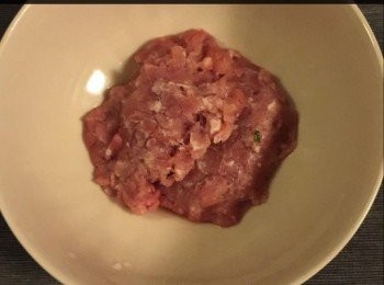step1: 猪肉攪碎。