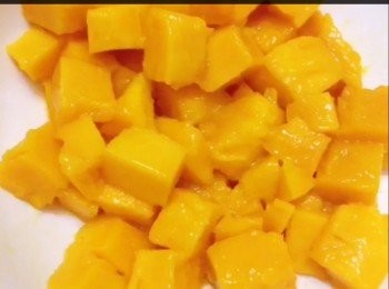 step1: 將芒果砌粒待用