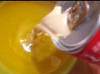 step2: 將啫喱粉溶於熱水中，攪至完全溶解後及冇粉粒，再入冷開水，再攪勻後待涼。加入花奶拌勻過篩待用。