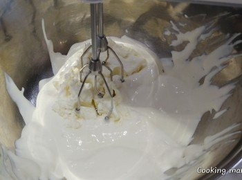 step9: 豆腐花倒入另一半的cream cheese, 打至滑身

加入淡忌廉和魚膠片(7g, 處理方法如上), 打勻