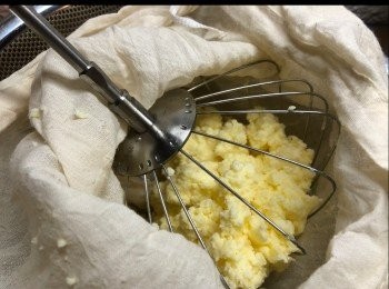step4: 將牛油部份放進過濾袋（豆漿袋）