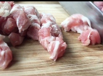 step1: 將五花腩切小塊。
