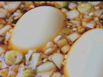 step5: 把雞蛋放入裝了滷蛋醬汁的保鮮盒，放進冰箱醃漬至少6小時至過夜即可。