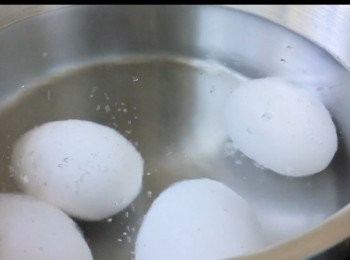 step3: 燒熱一鍋水，水滾後調至小火，小心加入雞蛋煮6至7分鐘（不用蓋鍋）