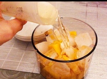 step3: 放入已切粒250克的生果，10塊冰塊，150ml茉莉花茶，放進攪拌機。