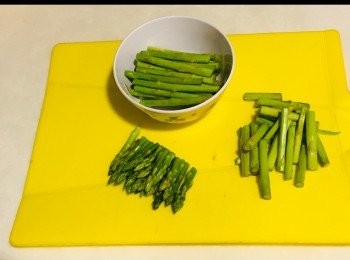 step2: 把BB露荀切頭去尾，只取中間部分。

切除的還是可以吃的喔， 可以留待和煮其他餸菜用。