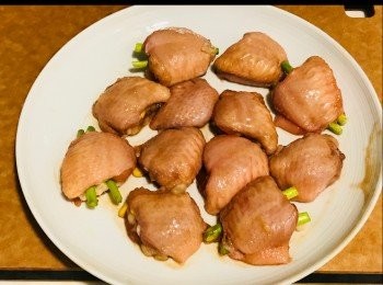 step6: <a href="https://bit.ly/3zHU5V3" target="_blank" data-keyword="雞翼" class="guide-link"><strong>雞翼</strong></a> <span style="display:inline-block;vertical-align:middle;margin-top:-3px;color:initial;border-radius:3px;padding:2px 3px;font-size:12px;line-height:14px;background:#87d300;color:#fff;">即買</span> 醃好後取出， 並稍為抹乾，才把適量粟米蝦滑釀進<a href="https://bit.ly/3zHU5V3" target="_blank" data-keyword="雞翼" class="guide-link"><strong>雞翼</strong></a> <span style="display:inline-block;vertical-align:middle;margin-top:-3px;color:initial;border-radius:3px;padding:2px 3px;font-size:12px;line-height:14px;background:#87d300;color:#fff;">即買</span> 裡， 然後把兩條BB露荀插在中間。

餡料不要釀得太多太滿， 不然待會煎時會過度澎脹，餡料會跑出來。