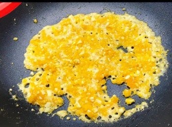 step9: 煮至蛋黃碎出現泡泡便差不多了。