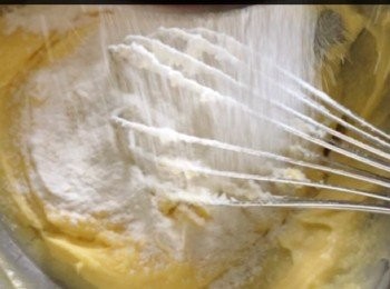 step2: 加入蛋攪拌均勻後，再加入已過篩的麵粉和鹽，搓勻。