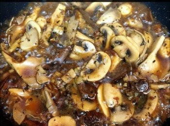 step4: 加入浸泡牛肝菌的水和少量黑椒調味，煮至水份略為濃縮。