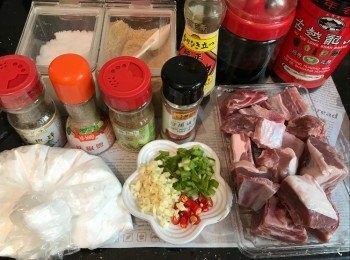 step1: 預備材料
蒜頭切碎、辣椒仔切粒、葱切粒