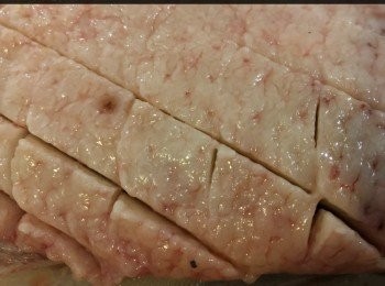 step1: 鴨胸上面的那層肥肉很厚，為了煎的時候讓油可以排出來，油面部份要用刀切網狀，但不要切到肉，並兩面灑少許鹽和胡椒。
預熱焗爐180度。