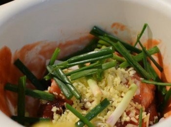 step1: 放入所有調味料,叉燒醬用4湯匙,蜜糖1湯匙,醃過夜