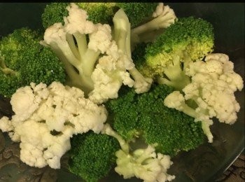 step3: 配菜：一些椰菜花菜和西蘭花，洗凈、切片備用。