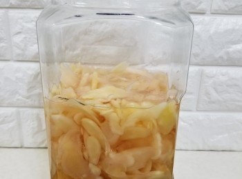 step7: 將完成冷卻的冰糖米醋液，倒入裝有子薑的容器中，閂實蓋，擺室溫醃一晚即可食用