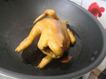 step8: 然後前， 後， 左，右各重複以上步驟煮10分鐘 (全雞共煮40分鐘)  (中途將雞稍為移動以免黏底， 及要目測汁料蒸發程度， 如需要添加小量水分）

*****把鑊稍為傾側， 可令汁料集中點。 *****