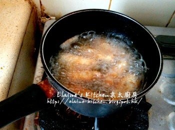 step9: 再放入餘下單骨<a href="https://bit.ly/3zHU5V3" target="_blank" data-keyword="雞翼" class="guide-link"><strong>雞翼</strong></a> <span style="display:inline-block;vertical-align:middle;margin-top:-3px;color:initial;border-radius:3px;padding:2px 3px;font-size:12px;line-height:14px;background:#87d300;color:#fff;">即買</span>  , 同樣用慢火慢慢炸 , 中途拌一拌勻<a href="https://bit.ly/3zHU5V3" target="_blank" data-keyword="雞翼" class="guide-link"><strong>雞翼</strong></a> <span style="display:inline-block;vertical-align:middle;margin-top:-3px;color:initial;border-radius:3px;padding:2px 3px;font-size:12px;line-height:14px;background:#87d300;color:#fff;">即買</span> 以免黏底