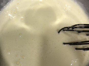 step3: 慢慢將步驟2加入蛋黃中，邊加邊攪拌，然後過篩倒入杯中