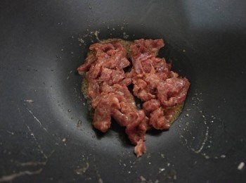 step4: 用大火炒至牛肉6成熟