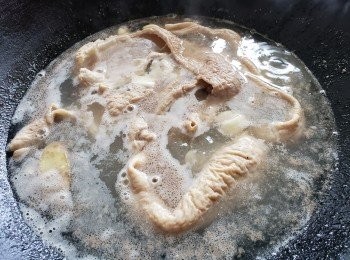 step12: 用醋蒜頭，薑片，黃酒，凍水放入出第一次出去臭味，滾起計出水30分鐘，之後取出沖洗一次