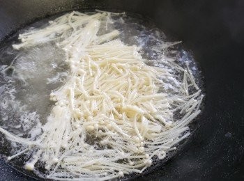 step9: 再放入金菇拖水，迫出多餘水份